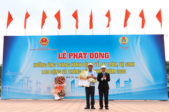 Trao bằng khen của Chủ tịch UBND tỉnh về công tác an toàn vệ sinh lao động
