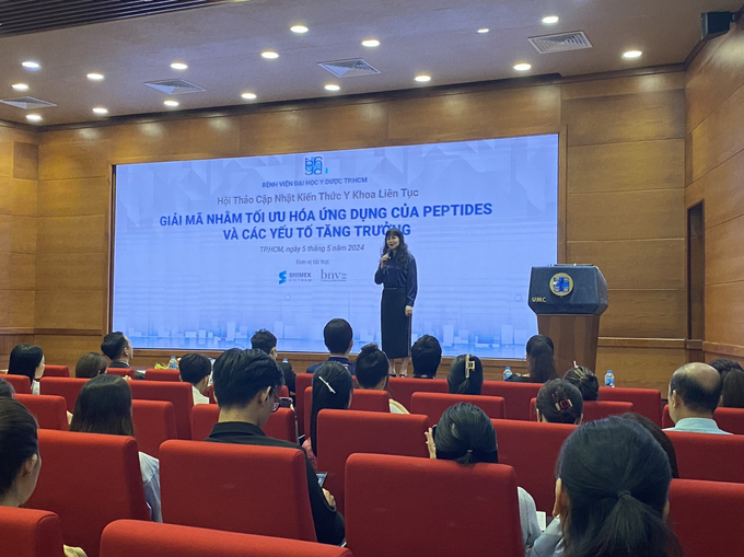 PGS.TS BS Lê Thái Vân Thanh - Trưởng Khoa Da liễu - Thẩm mỹ da, Bệnh viện Đại học Y Dược TP. HCM phát biểu tại hội thảo