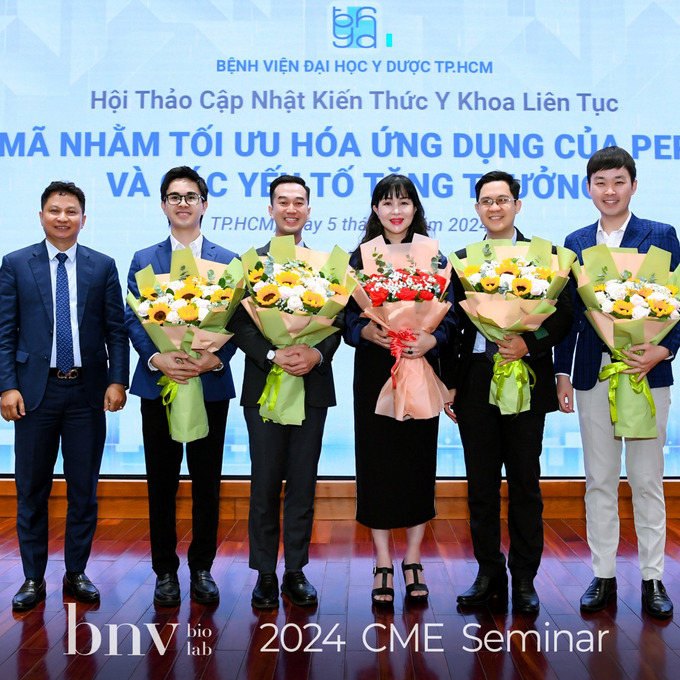 Ông Hà Tiến Lợi - Đại diện đơn vị đồng hành tặng hoa cho các báo cáo viên