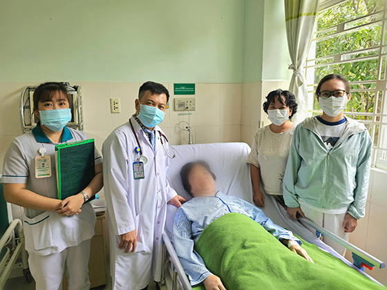 Các bác sĩ Bệnh viện Hoàn Mỹ Cửu Long phẫu thuật cứu sống thành công cụ bà 75 tuổi bị tổn thương mạch vành nặng 