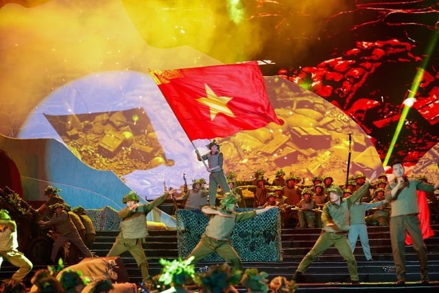 Đặc biệt, chương trình còn có sự góp mặt của thế hệ những nghệ sĩ từng là văn công biểu diễn trên chiến trường Điện Biên Phủ cách đây 70 năm (Ảnh: VGP/Nhật Bắc)