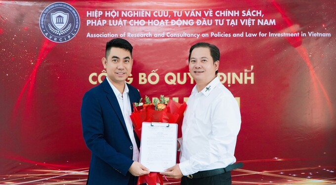 Đồng chí Trần Sơn Vũ – Chủ tịch Hiệp hội trao quyết định bổ nhiệm ông Trung Hoàng làm Trưởng ban Truyền thông