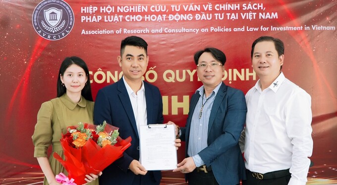 Đồng chí Trần Tuấn Hải Phó chủ tịch Hiệp hội trao quyết định bổ nhiệm nhà báo Trung Hoàng làm Giám đốc Trung tâm nghiên cứu, tư vấn về Chính sách, Pháp luật cho hoạt động đầu tư dự án tại Việt Nam