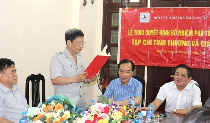 Ông Đào Vũ Thiết, Phó Tổng thư ký, Trưởng Ban Tổ chức - Kiểm tra Hội CTTETT Việt Nam đọc Quyết định Bổ nhiệm Phó Tổng biên tập Tạp chí Tình thương và Cuộc sống
