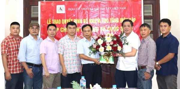 Ông Trần Doãn Tiến - Tổng biên tập Tạp chí Tình thương và Cuộc sống cùng tập thể Ban Biên tập, phóng viên, biên tập viên tặng hoa chúc mừng 