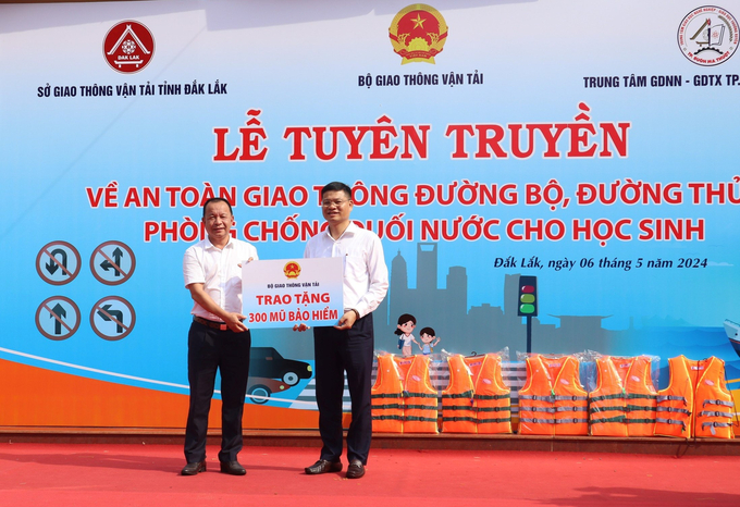 Đại diện Vụ Vận tải (Bộ Giao thông vận tải) trao biển tượng trưng tặng 300 mũ bảo hiểm đạt chuẩn cho trung tâm giáo dục nghề nghiệp - giáo dục thường xuyên TP. Buôn Ma Thuột.