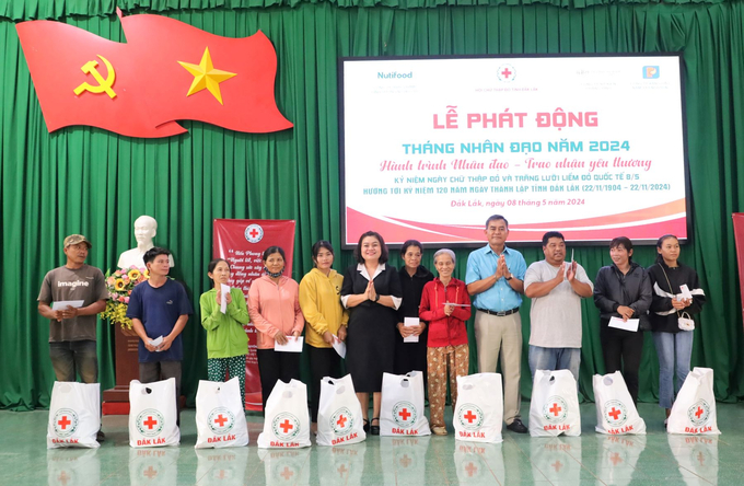 Lãnh đạo tỉnh trao tặng các phần quà cho người dân có hoàn cảnh khó khăn