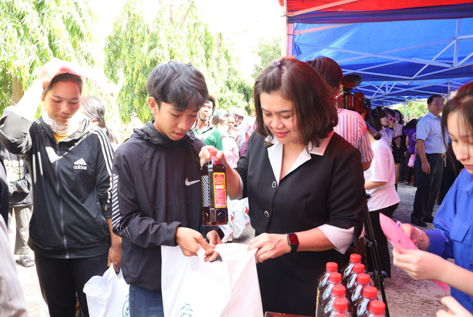 Phó Chủ tịch UBND tỉnh H’Yim Kđoh trao tặng các phần quà cho người dân tại phiên Chợ Nhân đạo