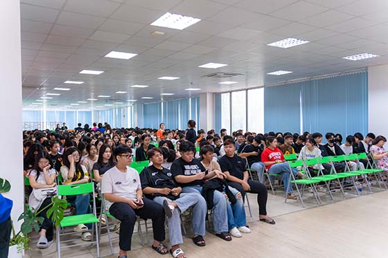 Hơn 350 em học sinh lớp 10 của Trường THPT FPT Cần Thơ tham dự chương trình