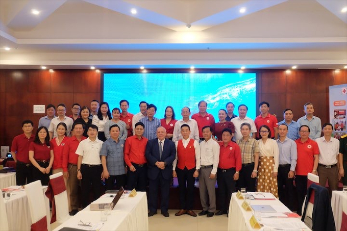 Các đại biểu chụp hình lưu niệm