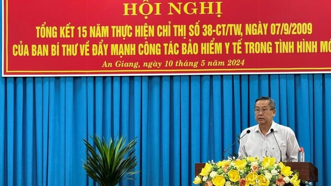 Ông Lê Văn Nưng - Phó Bí thư Thường trực Tỉnh ủy, Chủ tịch Hội đồng nhân dân tỉnh An Giang phát biểu tại hội nghị