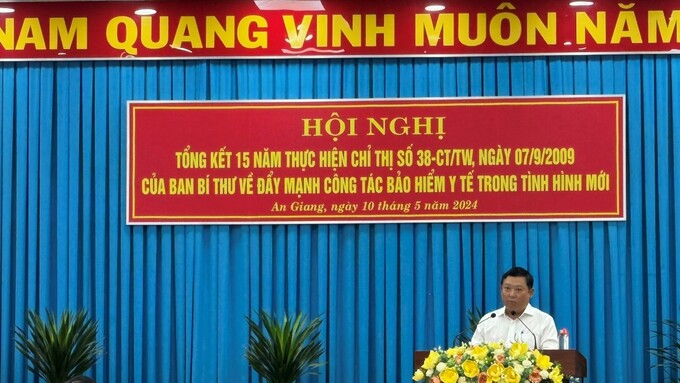 Ông Đặng Hồng Tuấn - Giám đốc BHXH tỉnh An Giang phát biểu tham luận “Giải pháp của ngành BHXH nhằm tạo thuận lợi và đảm bảo cho người dân được thụ hưởng đầy đủ chính sách BHYT”