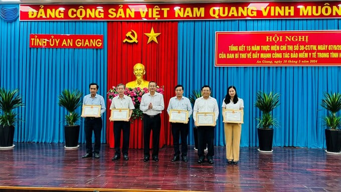 Ông Lê Văn Nưng - Phó Bí thư Thường trực Tỉnh ủy trao bằng khen của UBND tỉnh cho các tập thể có thành tích xuất sắc