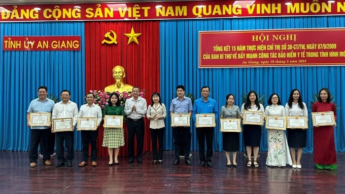 Ông Lê Văn Nưng -Phó Bí thư Thường trực Tỉnh ủy và bà Trần Thị Thanh Hương - Ủy viên Ban Thường vụ Tỉnh ủy, Trường đoàn đại biểu Quốc hội, Trưởng Ban Tuyên giáo Tỉnh ủy trao bằng khen của Chủ tịch UBND tỉnh cho các cá nhân