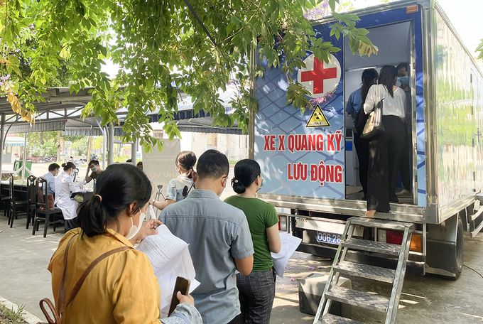 Công nhân chờ đến lượt chụp X-Quang phổi tại xe X-Quang lưu động