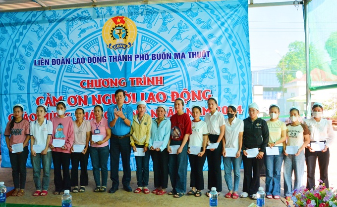 Trao quà cho đoàn viên, người lao động