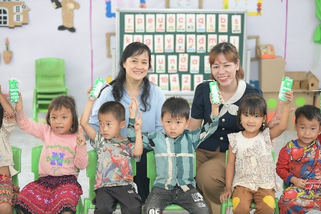 Gần 1.500 em nhỏ miền cao Điện Biên đón niềm vui uống sữa mỗi ngày từ Quỹ Sữa Vươn Cao Việt Nam