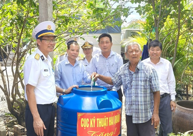 Lãnh đạo Ban Tuyên giáo Tỉnh ủy Vĩnh Long và lãnh đạo nhà máy X55, Cục Kỹ thuật Hải quân trực tiếp trao tặng bình chứa nước tại nhà các hộ dân bị ảnh hưởng bởi hạn mặn trên địa bàn huyện Trà Ôn