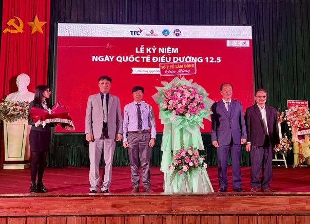 Sở Y tế và Hội Điều dưỡng Lâm Đồng tặng hoa chúc mừng Ngày Quốc tế Điều dưỡng