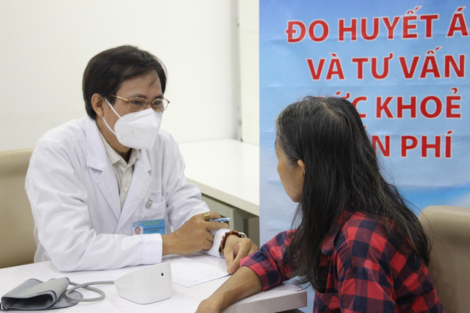 Đến với sự kiện, người dân được đo huyết áp và tư vấn sức khoẻ miễn phí