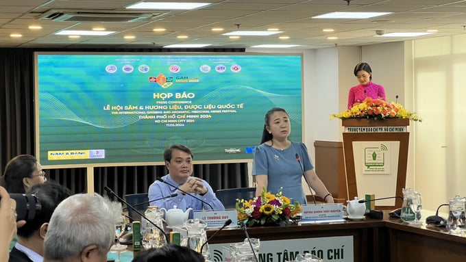 Đại diện Sở Ngoại vụ và Sở Nông nghiệp và Phát triển nông thôn chủ trì tại buổi họp báo 