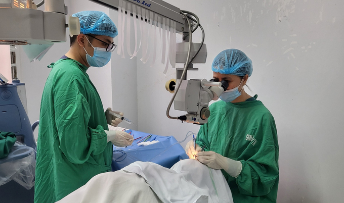 Bác sĩ tiến hành phẫu thuật đục thủy tinh thể miễn phí cho bệnh nhân có hoàn cảnh khó khăn