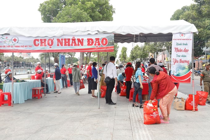 Phiên chợ nhân đạo