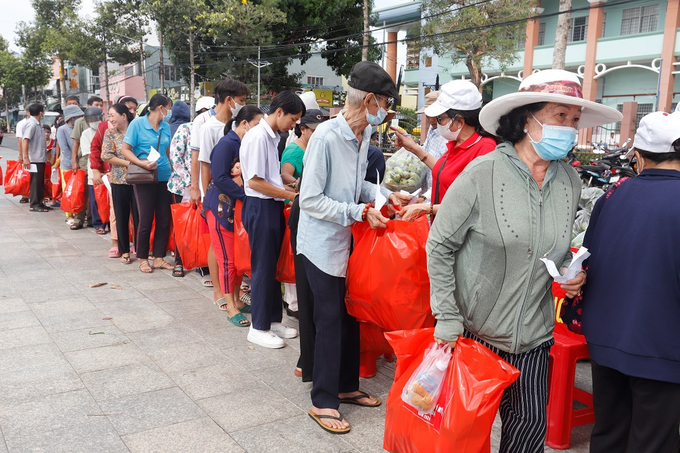 Sắp hàng trật tự khi đi chợ không đồng