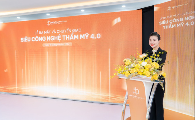 Bà Huyền Trân - Đại diện Viện thẩm mỹ DIVA phát biểu tại lễ ký kết