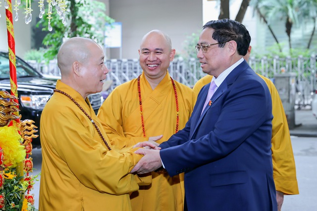 Thủ tướng Chính phủ Phạm Minh Chính tới chúc mừng Lãnh đạo Trung ương Giáo hội Phật giáo Việt Nam và dự Đại lễ Phật đản với chức sắc, tăng ni, Phật tử tại chùa Quán Sứ, Hà Nội
