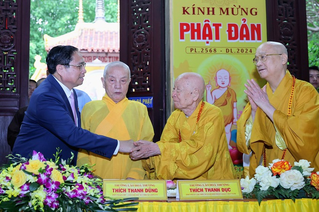 Thủ tướng Chính phủ Phạm Minh Chính với chức sắc, tăng ni, Phật tử tại chùa Quán Sứ, Hà Nội