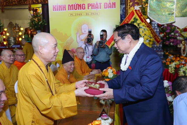 Thủ tướng chúc mừng các thành viên Hội đồng Trị sự Giáo hội Phật giáo Việt Nam nhân dịp Đại lễ Phật đản