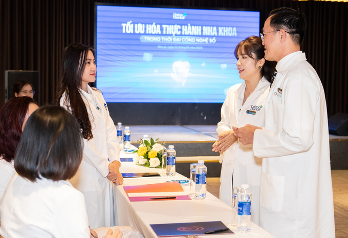 Các bác sĩ thảo luận về những báo cáo được trình bày tại hội thảo “Tối ưu hóa Thực hành Nha khoa trong thời đại công nghệ số”