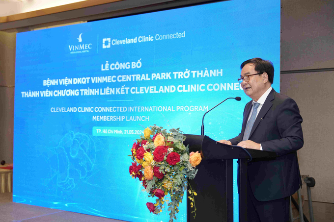 GS.TS.BS Bùi Đức Phú - Chủ tịch Hội đồng Quản lý Chương trình Tim mạch kiêm Phó Chủ tịch Hội đồng cố vấn lâm sàng, Hệ thống Y tế Vinmec phát biểu trong buổi lễ
