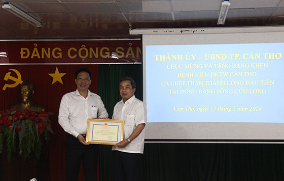 Ông Nguyễn Thực Hiện - Phó Chủ tịch UBND thành phố trao bằng khen cho Bệnh viện Đa khoa Trung ương Cần Thơ vì có thành tích suất xắc, đột xuất trong thực hiện ca ghép thận thành công đầu tiên tại đồng bằng sông Cửu Long