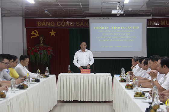 Ông Nguyễn Thực Hiện - Phó Chủ tịch UBND thành phố phát biểu chúc mừng Bệnh viện Đa khoa Trung ương Cần Thơ đã thực hiện thành công ca ghép thận
