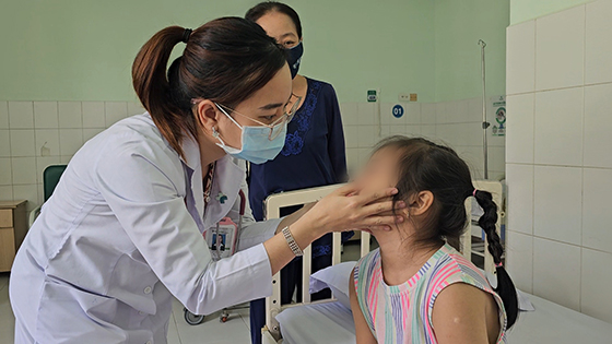 Bác sĩ thăm khám cho bệnh nhi