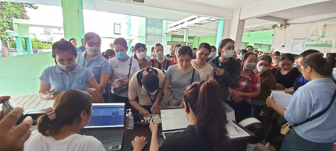 Công nhân lao động đăng ký lấy số thứ tự khám sức khỏe và tầm soát ung thư cổ tử cung