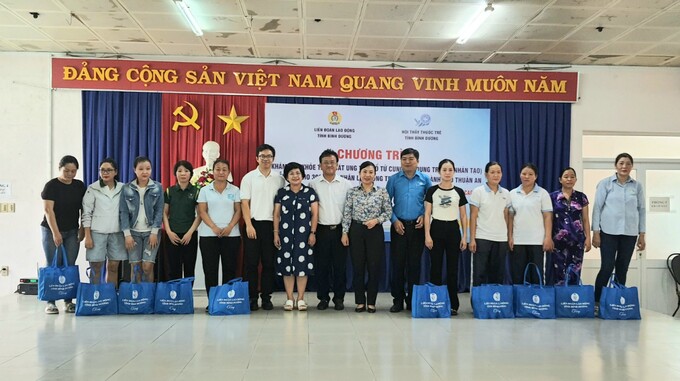 Ban Tổ chức trao quà cho công nhân lao động có hoàn cảnh khó khăn