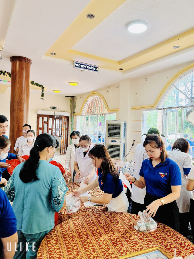Hội Thầy thuốc trẻ Bình Dương phát thuốc miễn phí cho người dân sau khám bệnh
