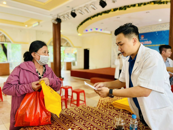 Hội Thầy thuốc trẻ Bình Dương trao quà cho người dân tại chương trình