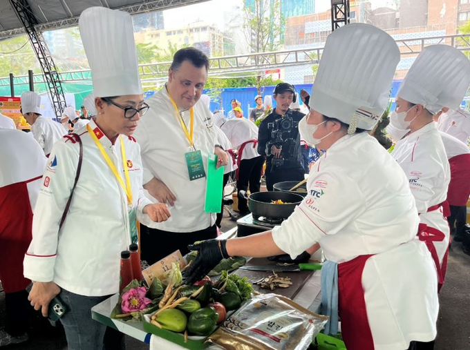 Ban giám khảo chấm thi
