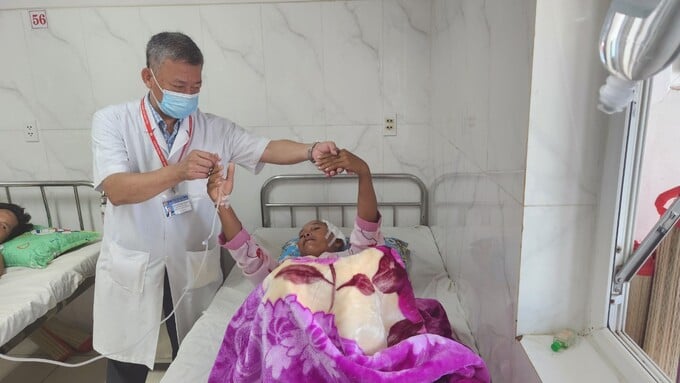 BS.CKII Huỳnh Như Đồng - Trưởng Khoa Ngoại thần kinh, Bệnh viện Đa khoa vùng Tây Nguyên thăm khám bệnh nhân sau phẫu thuật (ảnh: Bảo Trọng)