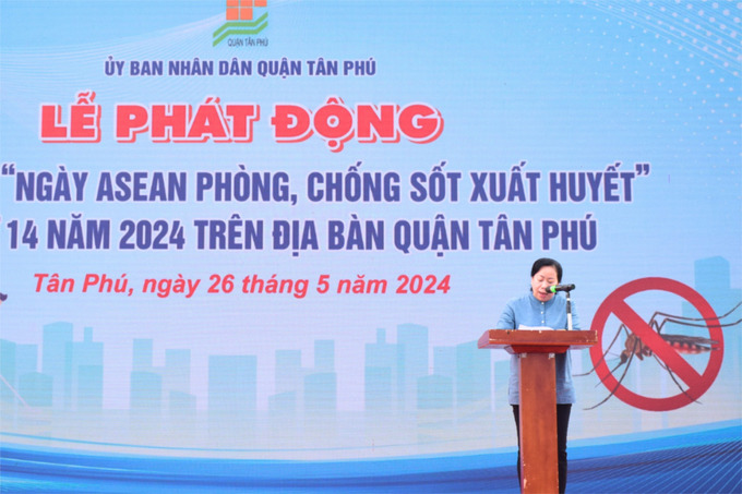 Bà Trịnh Thị Mai Trinh - Ủy viên Ban Thường vụ Quận ủy, Phó Chủ tịch UBND quận Tân Phú phát biểu tại buổi lễ