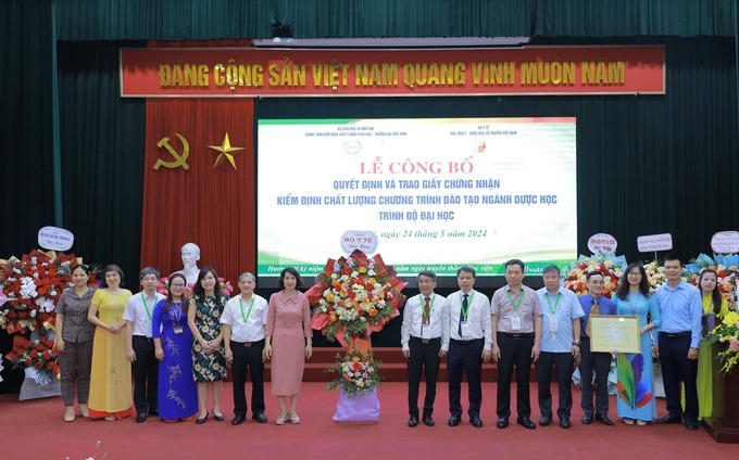 Thứ trưởng Bộ Y tế Nguyễn Thị Liên Hương chúc mừng Học viện Y - Dược học cổ truyền Việt Nam được nhận giấy chứng nhận Kiểm định chất lượng chương trình đào tạo ngành Dược học trình độ đại học