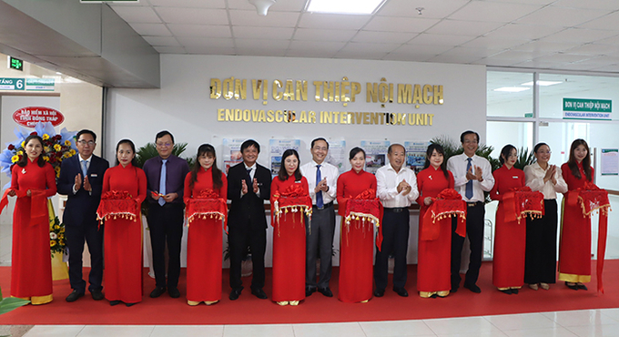 Đại biểu thực hiện nghi thức cắt băng khai trương đơn vị can thiệp nội mạch