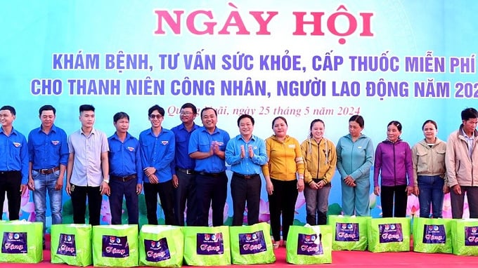Trao quà công nhân, người lao động có hoàn cảnh khó khăn