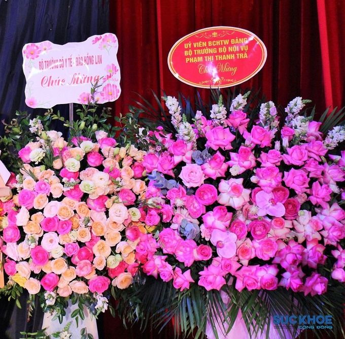 Lẵng hoa chúc mừng của Ủy viên BCH TW Đảng, Bộ trưởng Bộ Nội Vụ Phạm Thị Thanh Trà; Lẵng hoa chúc mừng của Ủy viên BCH TW Đảng, Bộ trưởng Bộ Y Tế Đào Hồng Lan