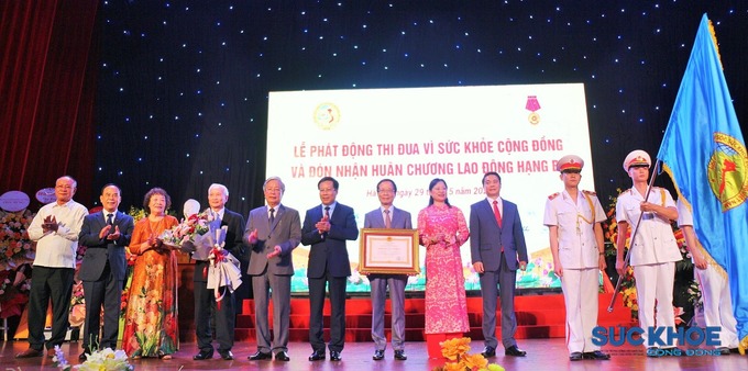 Ông Lê Đức Luận, Thứ trưởng Bộ Y tế trao Huân chương Lao động hạng Ba cho Lãnh đạo Hội GDCSSKCĐ Việt Nam