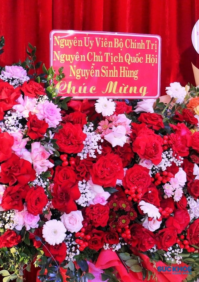 Lẵng hoa chúc mừng của nguyên Ủy viên Bộ chính trị, nguyên Chủ tịch Quốc Hội Nguyễn Sinh Hùng